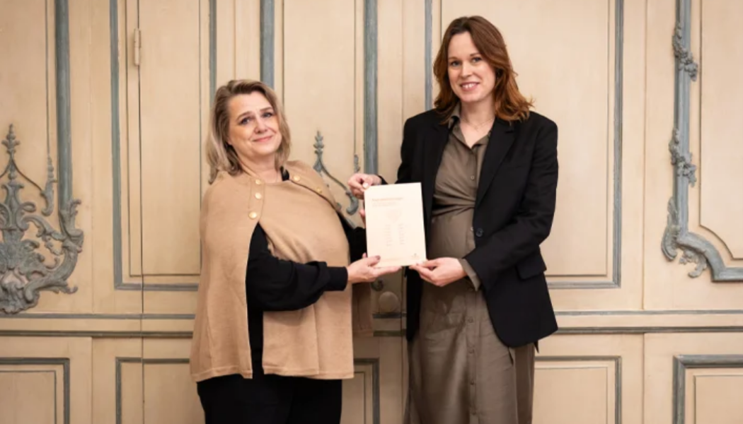 Utredare Anneli Wirtén överlämnar betänkandet till Sara Modig, statssekreterare hos energi- och näringsminister Ebba Busch. Foto: Regeringskansliet