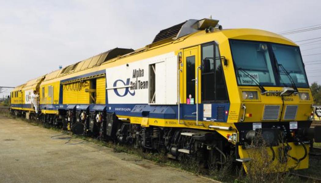 Den 155 ton tunga rälsfräsen underhåller det danska järnvägsnätet. Foto: Banedanmark
