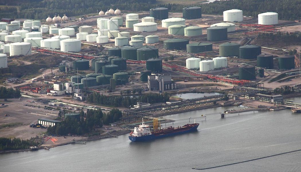 Sköldviks raffinaderi från luften. Förutom raffinaderiverksamheten i Borgå (Sköldvik) har Neste anläggningar i bland annat Nådendal och Esbo, samt internationell närvaro i exempelvis Nederländerna, Singapore och USA. Foto: Wikipedia Commons Lic.  Kredit: Jukka Wallinheimo 