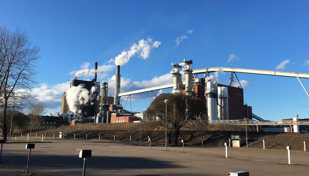 Skutskärs bruk producerar cirka 545 000 ton massa årligen med 420 anställda. Bruket är specialiserat mot fluffmassa för hygienprodukter samt massa för specialpapper och vätskekartong. Foto: Papper/Wikimedia Commons