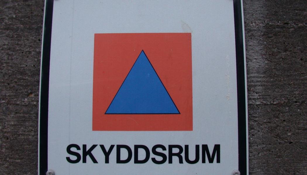 Skylt för svenskt skyddsrum. Genrebild. Foto: Riggwelter/https://commons.wikimedia.org/wiki/File:Swedish_air_raid_shelter_sign.JPG
