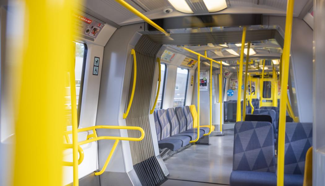 De nya vagnarna har säten längs tågets långsida, fler ledstänger och nytt tyg på stolarna. Foto: SL