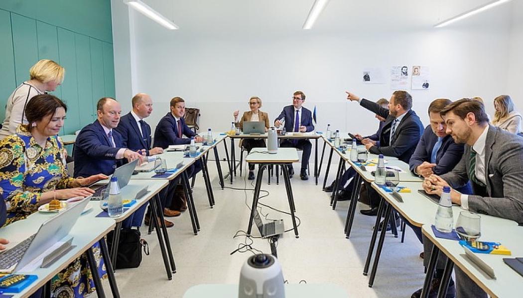 Meddelandet lämnades från en gymnasieskola i Narva, där Estlands regering sammanträdde nyligen. Foto: Estlands regering.