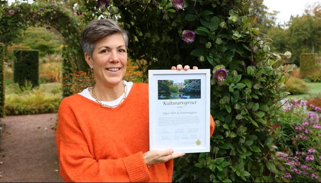 Verksamhetschef Caroline Lundholm med Kulturarvspriset 2025 som tilldelats Sofiero slott och slottsträdgård. Foto: Sofiero
