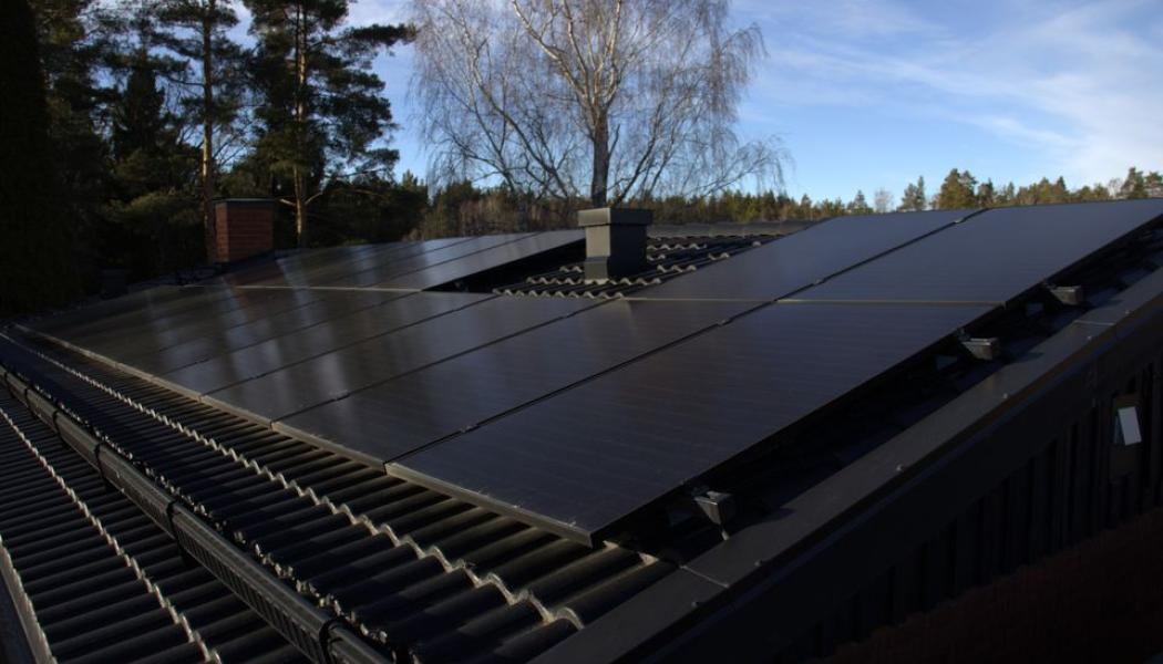 Solceller på tak. Pressbild: Ferroamp