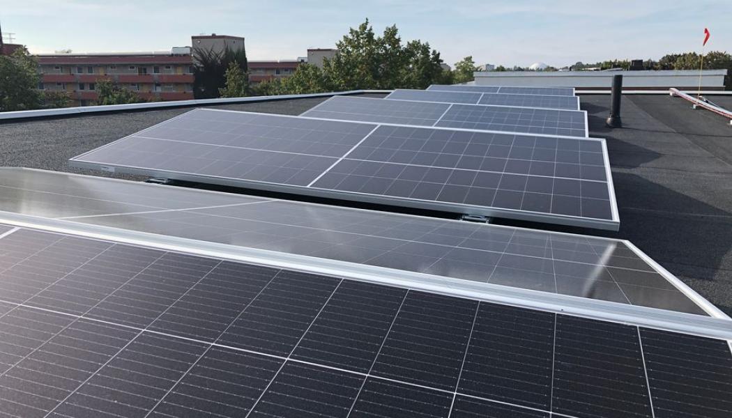 Stockholms största takbaserade solcellssanläggning i Bagarmossen. Pressbild: Stockohlmshem