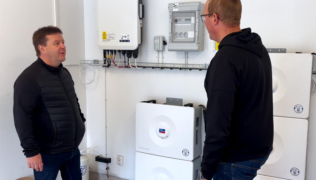 I denna batteriinstallation används fem SMA Home Storage-batterier med en sammanlagd kapacitet på 16,4 kWh. Systemet är utrustat med smart styrning och backupfunktion som gör det möjligt att lagra solel för egen användning och samtidigt ha tillgång till ström vid eventuella elavbrott. På bilden diskuteras anläggningens drift och övervakning, som bidrar till effektiv energianvändning och ökad självförsörjning. Foto: I denna batteriinstallation används fem SMA Home Storage-batterier med en sammanlagd kapacitet på 16,4 kWh. Systemet är utrustat med smart styrning och backupfunktion som gör det möjligt att lagra solel för egen användning och samtidigt ha tillgång till ström vid eventuella elavbrott. På bilden diskuteras anläggningens drift och övervakning, som bidrar till effektiv energianvändning och ökad självförsörjning. Av: Anna-Karin Jeppsson