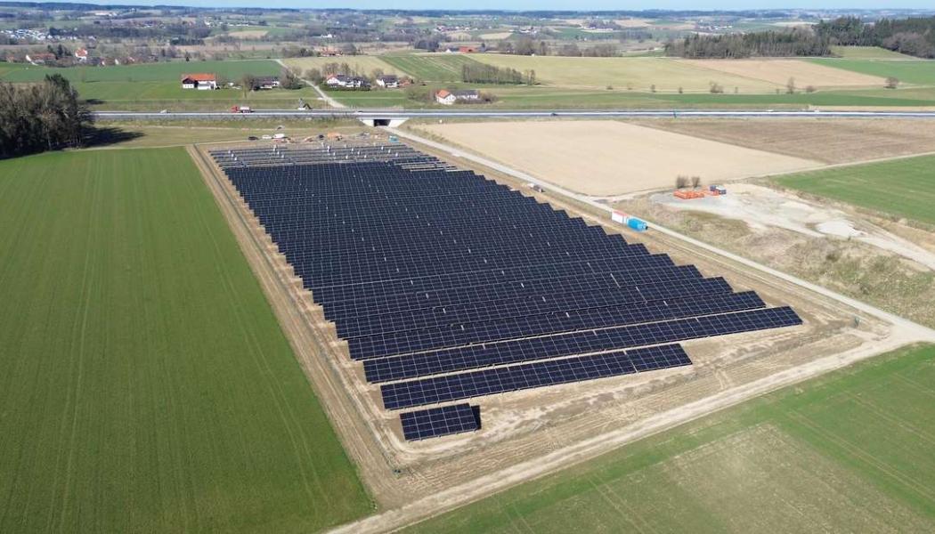 Ungefär 4 000 solpaneler kommer från och med mitten av 2025 att producera el i solparken i Dorfen. Området ligger söder om A94 (i bakgrunden), ungefär i höjd med Kloster Moosen på andra sidan motorvägen. © Stadtwerke Dorfen ( Dorfens energibolag)