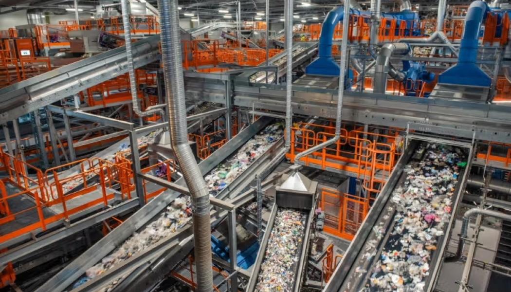 Ett samriskföretag mellan TOMRA, en leverantör av sensorbaserad sorteringsteknik, och Plastretur, Norges producentansvarsorganisation för plastförpackningar, har öppnat en anläggning som är dimensionerad för att behandla 90 000 ton blandat förpackningsavfall per år. Anläggningen Områ, som ligger i Holtskogen utanför Oslo, använder automatiserad sortering av blandat avfall för att separera material i tio olika polymerfraktioner.
Foto: TOMRA