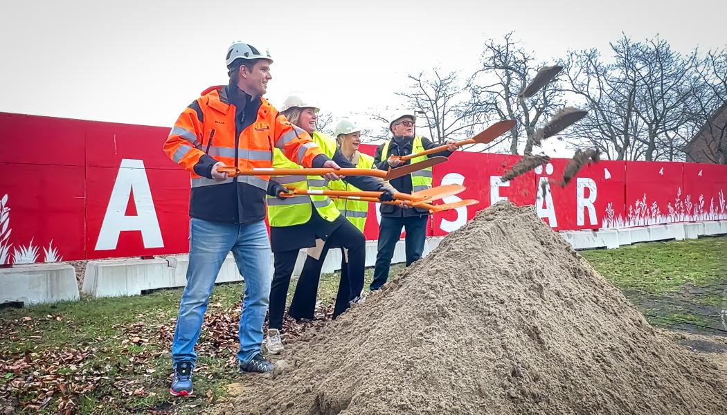 Claes Fogelberg MTA, Johanna Frelin, vd på Riksbyggen och Paula Nilsson, KSO i Ystad samt Bengt Gerdsland, köpare. Pressbild: Riksbyggen