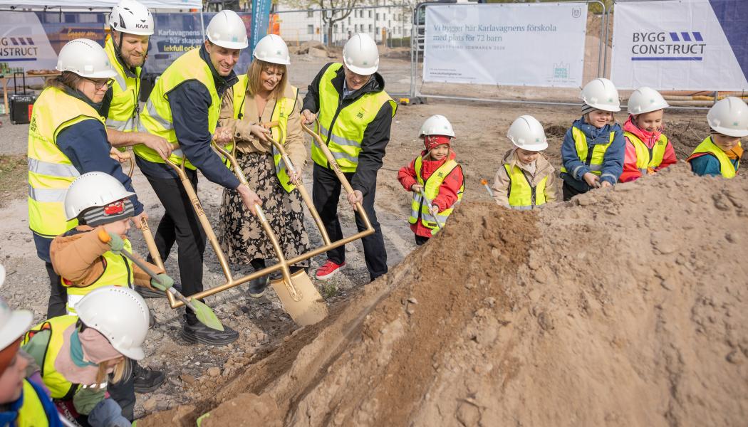 Barn från förskolan Bergabiten tog tillsammans med Uppsala kommun, Skolfastigheter och entreprenören ByggConstruct första spadtaget i bygget av Karlavagnens förskola som kommer stå klar sommaren 2026 (foto: Lilla Produktionsbolaget).