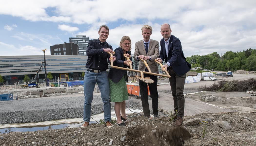 SKB satte spaden i marken för 152 kooperativa hyresrätter i Kista. Från vänster fastighetsutvecklingschef Johan Jarding, vd Ingrid Gyllfors, ordföranden i Rinkeby-Kista stadsdelsnämnd Ole-Jörgen Persson och Johan Edlund, vd i TL Bygg. Foto: baraBild