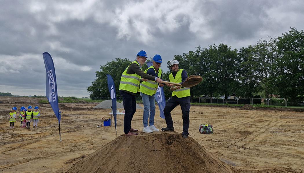 Robin Holmberg, Sten Christiansson samt Göran Lindqvist tar det första spadtaget för Klockaregårdens förskola i Strövelstorp. Foto: Ängelholmslokaler