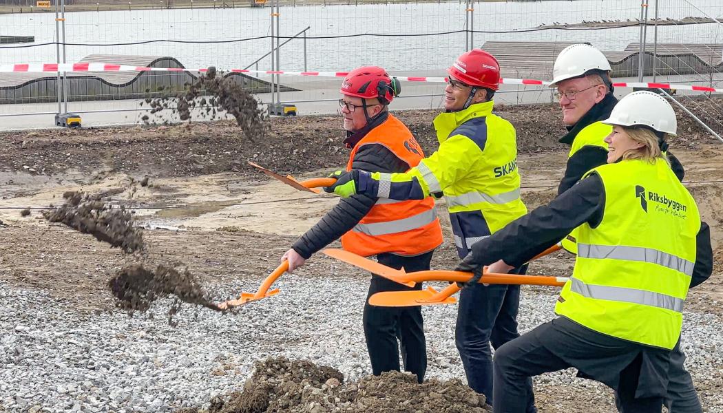 Thomas Westman, ordförande byggande styrelse, Fredrik Andersson, regionchef Skanska , Björn Abelson, Byggnadsnämndens ordförande och Johanna Frelin, vd på Riksbygge. Pressbild: Riksbyggen