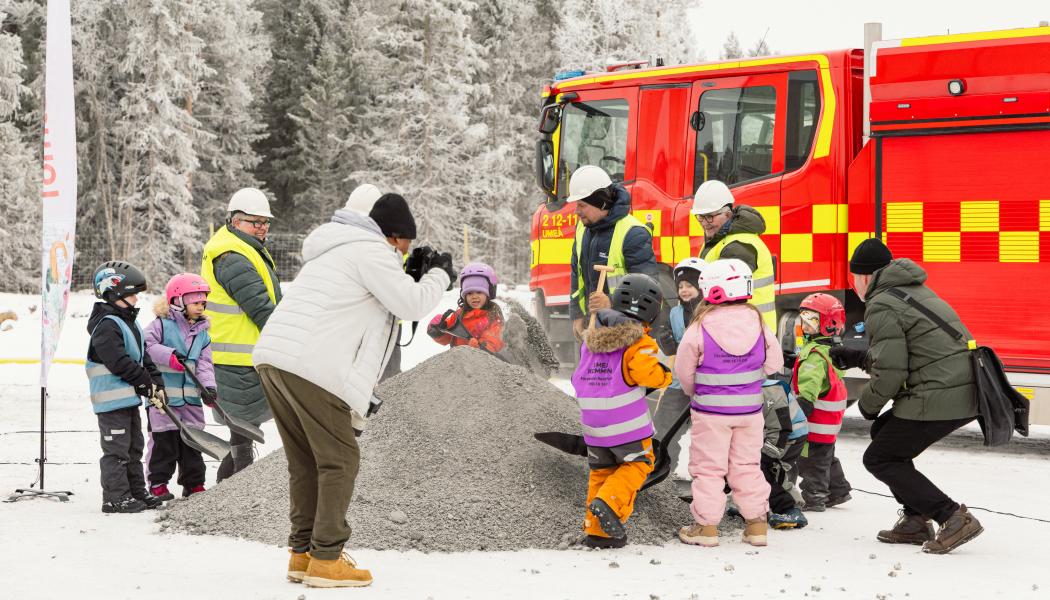 Barn från förskolorna Bergatrollet och Tomtebogård tog det symboliska spadtaget tillsammans med talarna. Pressbild: Umeå kommun
