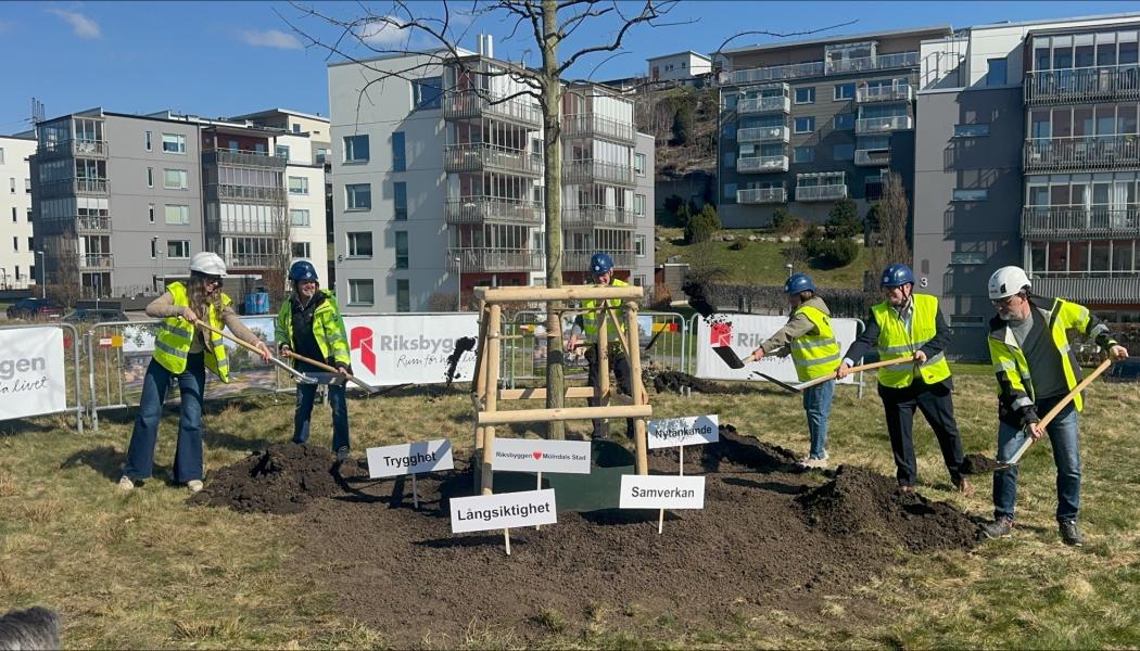 Från vänster: Dzejna Wallin, marknadsområdeschef Storgöteborg, Riksbyggen, Johanna Frelin, vd på Riksbyggen, Mic Möller, B2B-ansvarig, Tomas Angervik, ordf. Byggnadsnämnden, Mölndals Stad. Pressbild: Riksbyggen