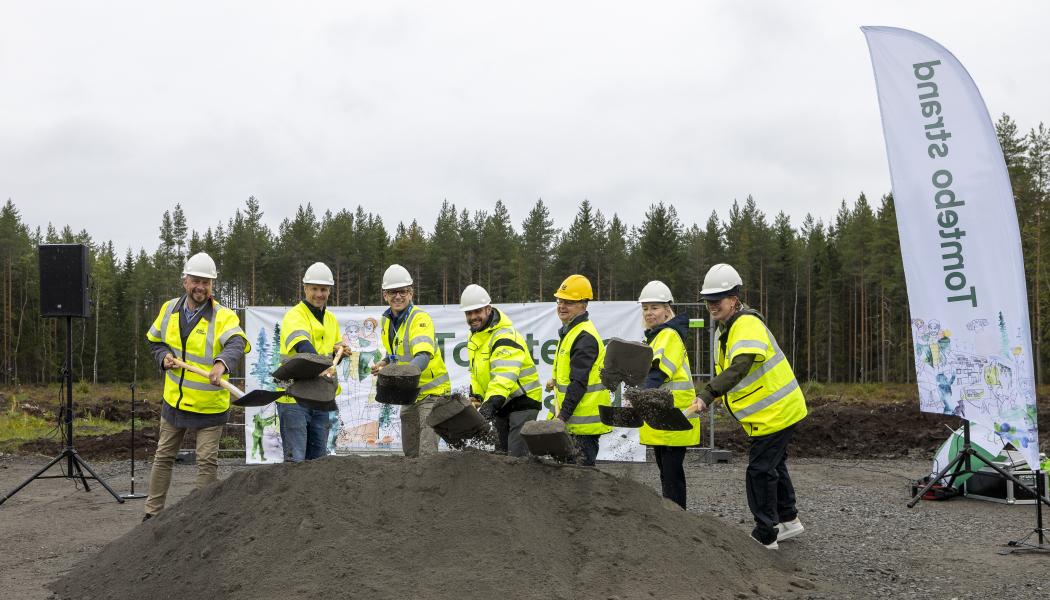 I bild från vänster: Hans Lindberg – Kommunstyrelsens ordförande Petter Lindqvist – projektchef, Skanska Daniel Ödling – avdelningschef, NCC Robert Hansson – vd, Vakin Jan Ridfeldt – vd, Umeå Energi Elin Pietroni, stadsdirektör M Pressbild: Umeå kommun, Fredrik Larsson.