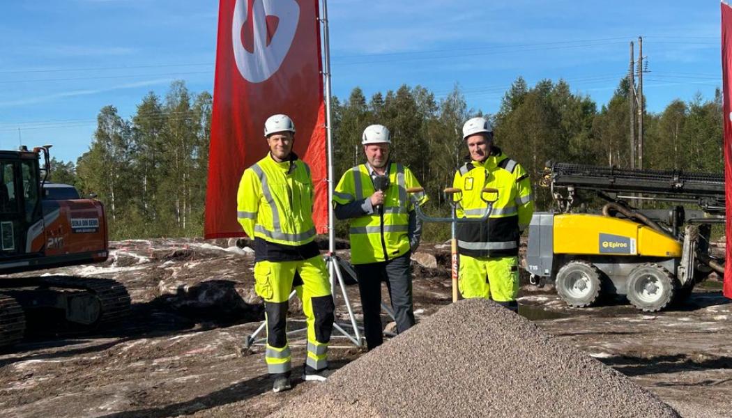 Nu har första spadtaget tagits för E.ONs nya flaggskeppsprojekt inom hållbarhet och innovation i elsystemet. Stationsbyggnaden uppförs i trä för minskat koldioxidavtryck och längre livslängd. All teknik är fri från isoleringsgasen SF6 – 23 500 gånger mer klimatpåverkande än koldioxid – och projektet använder klimatförbättrad betong, koldioxidreducerat stål, regenererad olja och återbrukade komponenter. Spaden hölls av Mats Tullgren, regionnätschef E.ON, Anders Johansson, kommunstyrelsens ordförande i Mönsterås och Jan Hintze, vd Omexom. Foto: Jakob Skarphagen, E.ON