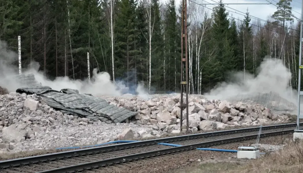 Sprängsalvan lösgör stora mängder berg för att ge plats åt det nya dubbelspåret. Foto: Stefan Bratt/Trafikverket