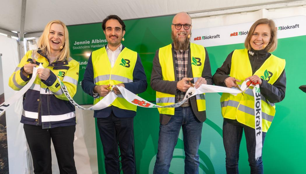 Bandklippning vid invigningen. Från vänster: Heidi Wold, kommunikationschef och Sohrab Moshiri, Head of Sales, St1 Biokraft, samt Anders Lönroth, mp, kommunalråd Huddinge och Jennie Albinsson, näringspolitisk expert Stockholms Handelskammare. Pressbild: St1 Biokraft