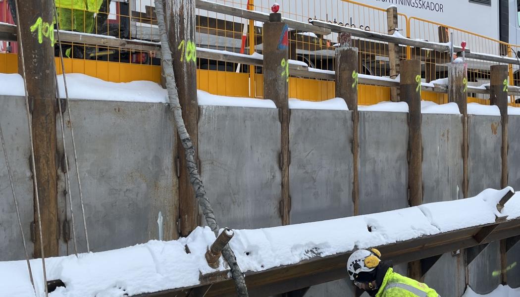 Stabtechs expansionsinjektering användes vid bygget av nya tunnelbanan för att täta berlinerspont i Sickla. Här bilder på arbetet från i vintras.
FOTO: Stabtech

