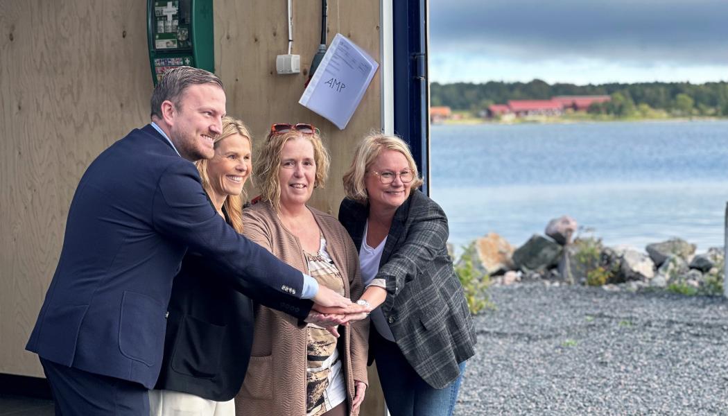 Fabian Sjöberg från Östhammars kommun, Jessica Stenberg från AFRY, Camilla Björk från Björks Rostfria och Lena Blad från Gästrike Vatten startar ett testprojekt för att avsalta havsvatten. Foto: Gästrike Vatten