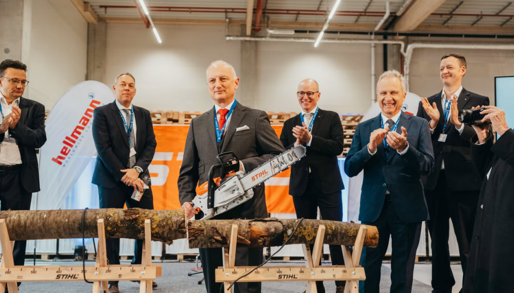 Dr. Nikolas Stihl, i mitten, Chairman of the STIHL Advisory Board and Supervisory Board, inviger STIHL nya centrallager i Völklingen tillsammans med representanter från STIHL och Hellmann. Foto: Stihl