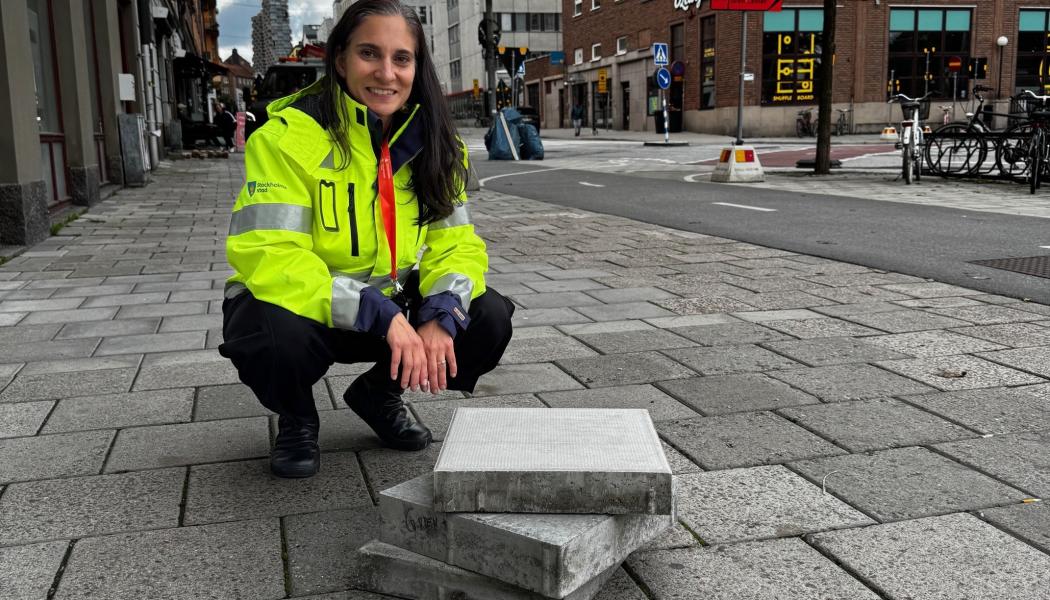 Mónica Nunes, byggprojektledare Stockholms stad, leder testet. Foto:Märit Wikström/Stockholms stad