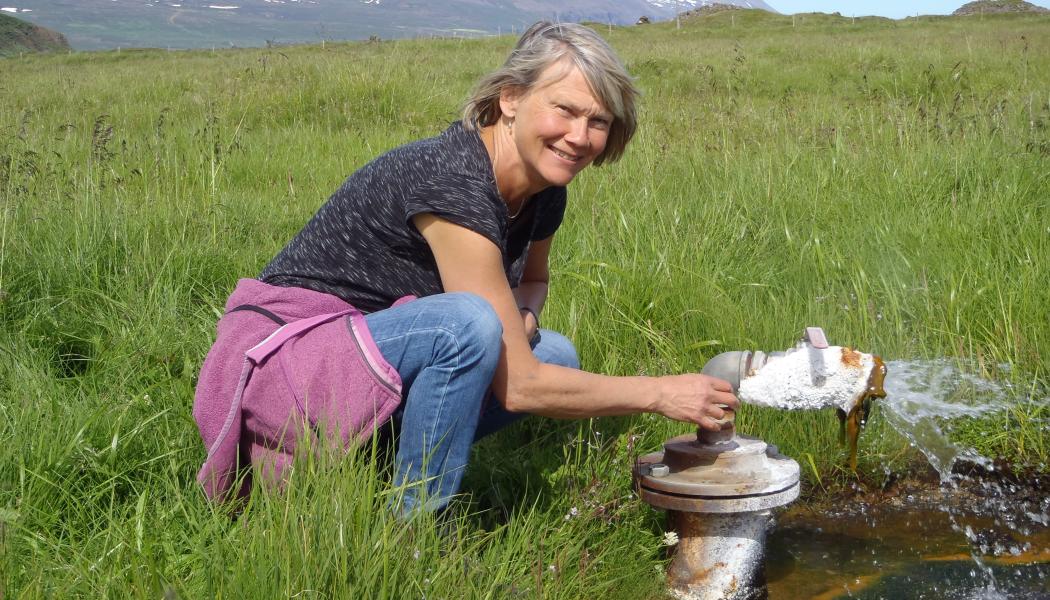 Margareta Andrén vid provtagningsborrhållet på Island. Foto: Gabrielle Stockmann 
