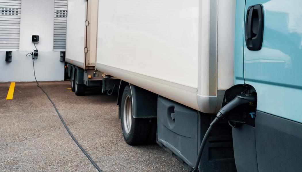 Tung lastbil laddar vid lastkaj Foto: juice unsplash