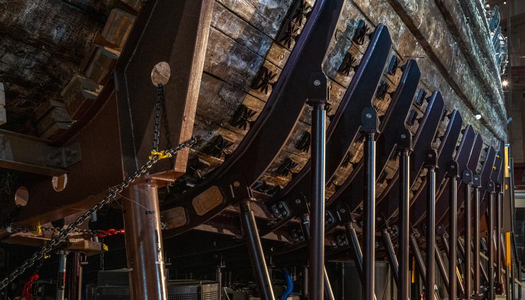 Äldre stötta i förgrunden och nya stöttor på rad efter. Foto: Anneli Karlsson, Vasamuseet/SMMMTF 
