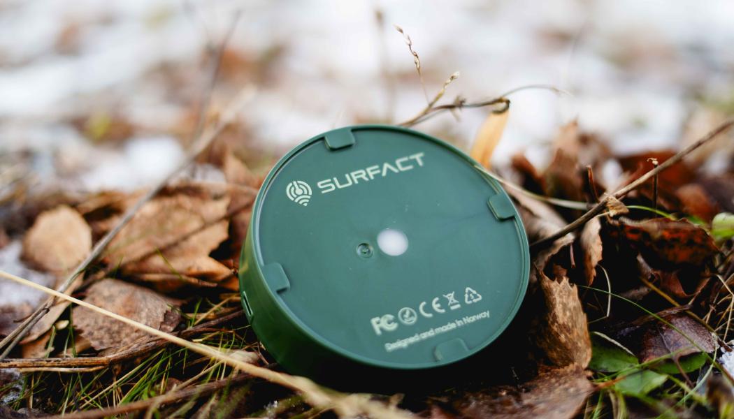 Emma är en sensor från det norska teknikföretaget Surfact som skickar realtidsdata om temperatur, stötar, ljus och position. Den följer varan genom hela transportkedjan och ger översikt i alla led. Foto: SonoClear