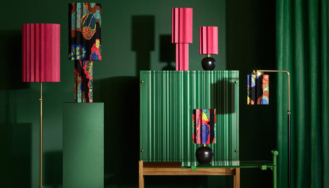 Konst- och designduon Folkform tolkar Josef Franks mönstervärld i en ny belysningskollektion framtagen exklusivt för Svenskt Tenn. Foto: Svenskt Tenn