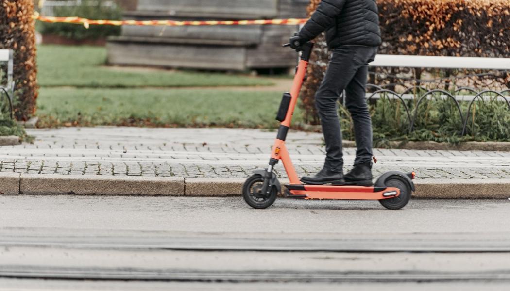 Transportstyrelsens nya statistik visar att antalet olyckor med elsparkcyklar ökade till 6500 under förra året. En ny rapport från VTI visar att regelverket i Sverige avviker från det i flera nordiska grannländer. Foto: Fotograf Satu/VTI