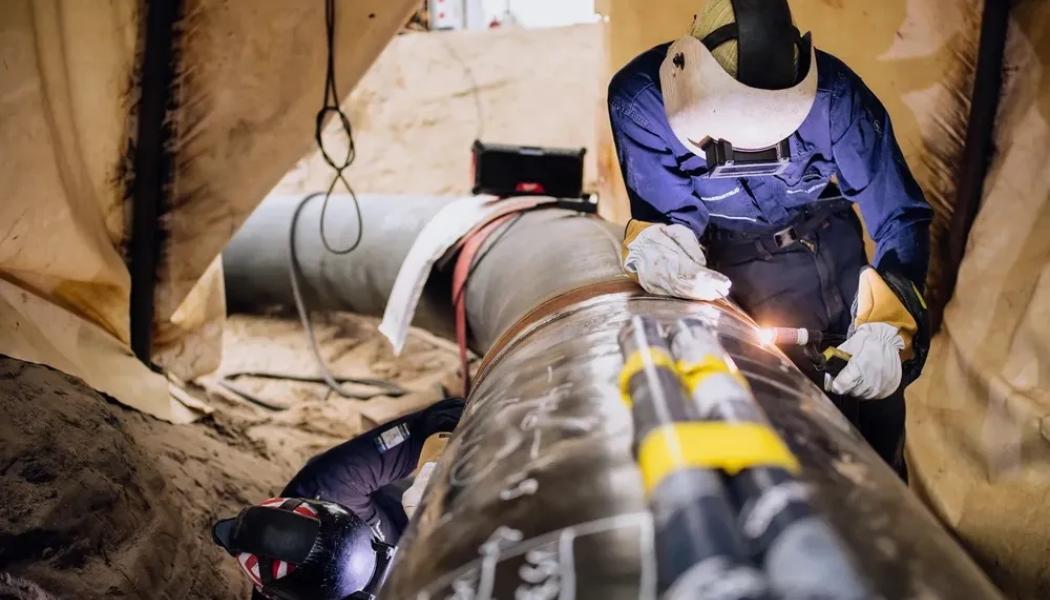 Svetsarbete på en vätgasledning i Rotterdam. Projektet drivs av Gasunie via dotterbolaget Hynetwork. Foto: Hynetwork