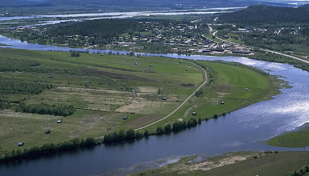 Infrastrukturbolaget Svevia ska byta ut vägtrummor och rörbroar i flera vattendrag i Övertorneå och Pajala. Motiv: Övertorneå. Foto: Jan Norrman / Kulturmiljöbild, Riksantikvarieämbetet/Wikimedia Commons/https://commons.wikimedia.org/wiki/File:%C3%96vertorne%C3%A5_-_KMB_-_16000300023795.jpg