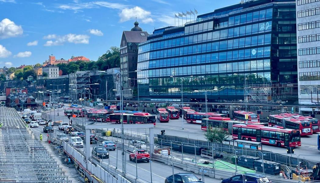 Oktobers statistik visar minskade nyregistreringar av personbilar och tunga lastbilar, medan lätta lastbilar återhämtar sig och bussmarknaden växer. Foto: Stina Wickenberg