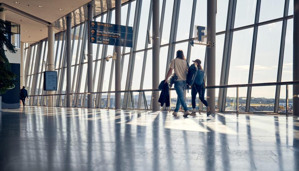 Resenärer på väg mot terminal 2-4. Foto: Swedavia