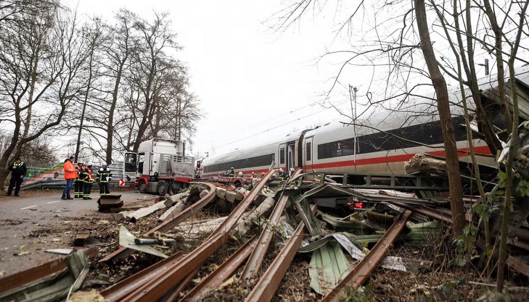 Tågolyckan i Riedlingen väcker frågor om infrastrukturens motståndskraft mot extremväder. Kraftiga skyfall och plötsliga jordskred har blivit allt vanligare i Centraleuropa de senaste åren, vilket ställer nya krav på övervakning av spår och omkringliggande markområden. Foto: Screen-shot- The Independent