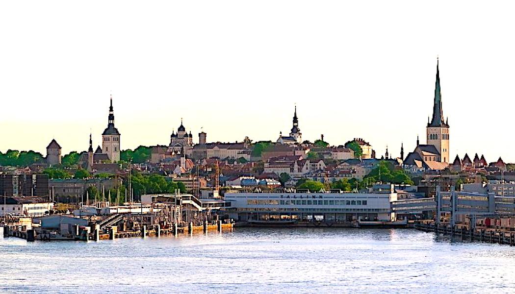 Tallinn, Estlands huvudstad. Arbetet med att hitta en plats för ett nytt kärnkraftverk pågår nu i flera regioner längs Finska vikens kust. Foto: Angelo Giordano/Pixabay