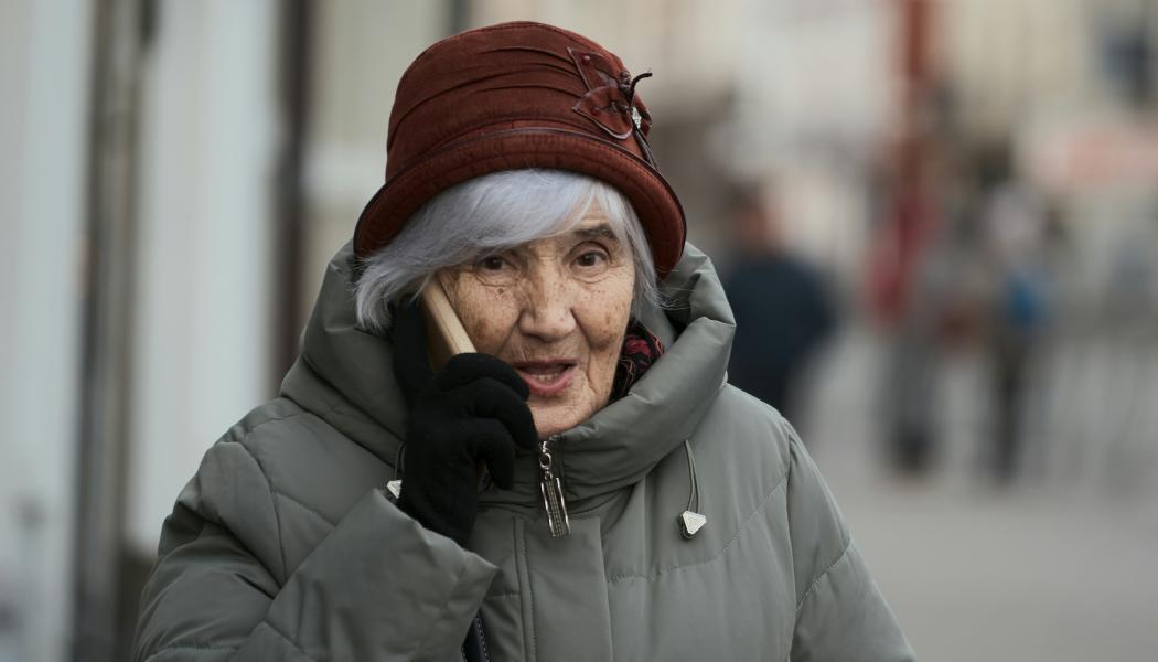 Förslaget innebär att operatörer ska kunna blockera misstänkta samtal och meddelanden innan de når mottagaren. Foto: Maxim Tolchinskiy/Unsplash