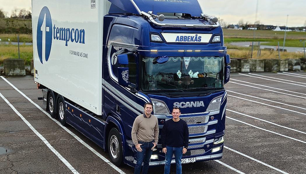 Första bilen med Abbekås Transport & Logistiks nya logga. På bilden Urban Andersson, vd, och Tomas Wallin Jönsson, operativ chef.
Foto: Tempcon