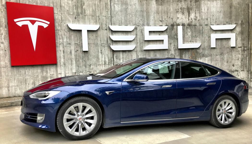 Stort nedskärningspaket väntar biljätten. Foto: tesla fans schweiz/unsplash