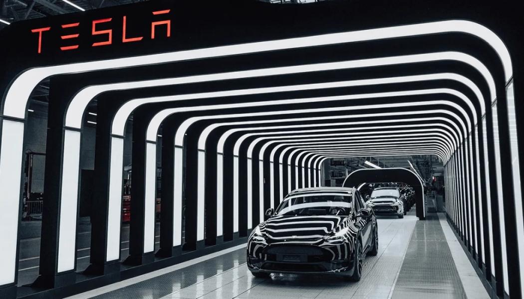 Inne i en av Elon Musks Tesla-fabriker. Om Trumps planer genomförs kan det bli ett bakslag för biltillverkare, inklusive de tyska bolag som verkar i USA. Redan under Joe Bidens regering infördes protektionistiska åtgärder genom Inflation Reduction Act, vilket begränsade tillgången till ekonomiska incitament för elbilar. Foto: TESLA