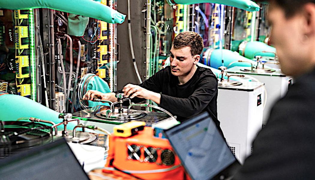 Genom att köra flera saltsmältningskretsar parallellt kan företaget samla driftdata, förbättra konstruktioner och ta fram tillförlitlighetsstatistik för pumpar, ventiler, värmeväxlare och sensorer. Totalt har Copenhagen Atomics nu samlat mer än 100 000 timmar av sammanlagd pumptid i sina testanläggningar, och flera pumpar har varit i drift i över ett år. Foto: Copenhagen Atomics