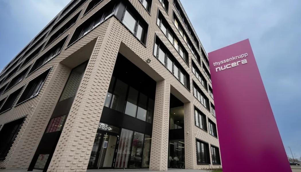 Thyssenkrupp Nuceras huvudkontor i Dortmund. Thyssenkrupp Nucera är ett teknikföretag specialiserat på elektrolysörer – anläggningar som använder elektricitet för att spjälka vatten till vätgas och syre. Företaget är en del av den tyska industrikoncernen Thyssenkrupp och har sitt huvudkontor i Dortmund. Nucera tillverkar framför allt alkaliska elektrolysörer i stor skala och arbetar även med att utveckla ny teknik som fastoxid-elektrolysörer. Deras lösningar används i rena vätgasprojekt världen över, inklusive Neom i Saudiarabien och det svenska projektet Stegra. Målet är att möjliggöra produktion av vätgas med låg klimatpåverkan som kan ersätta fossila bränslen inom industri och energiförsörjning. Foto: Thyssenkrupp Nucera