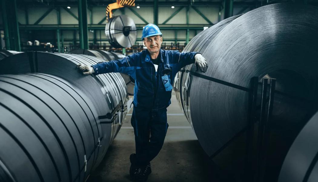 Tretton tusen personer arbetar vid ThyssenKrupps anläggning i Duisburg – Europas största stålverk, som står för nästan en tredjedel av hela kontinentens produktion. Det är mindre en fabrik än ett industriellt landskap som sträcker sig tre kilometer längs Rhen. Färgerna skiftar mellan rostbrunt, limegrönt och martianskt rött – men under ytan handlar det om framtidens Europa. Foto: ThyssenKrupp