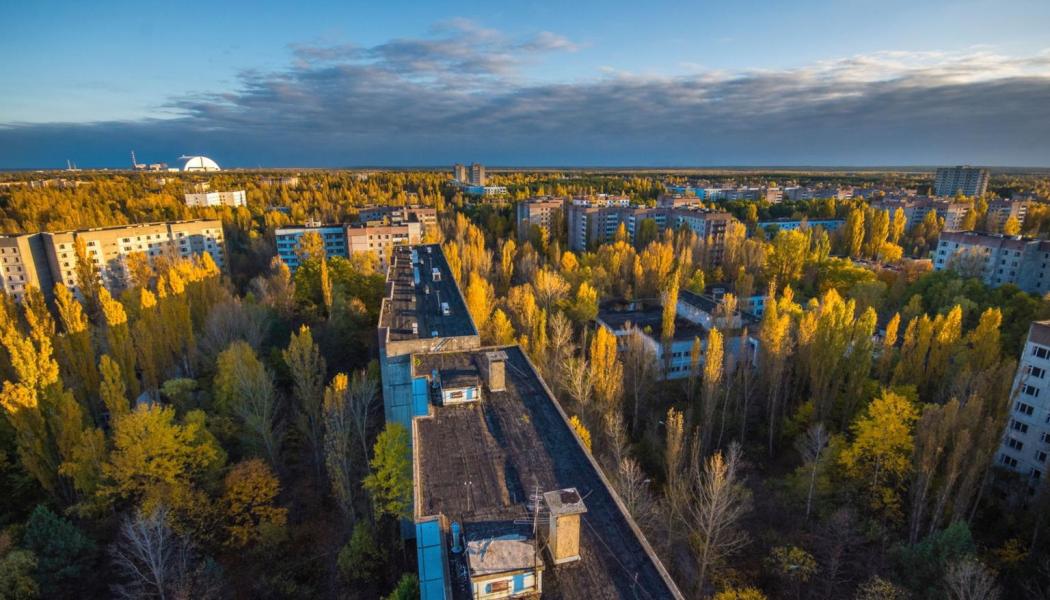 Flygbild över Tjernobyls kärnkraftverk i Ukraina, som omges av en exklusionszon efter olyckan 1986. Foto: SAUEZM, Ukrainas statliga myndighet för förvaltning av exklusionszonen.