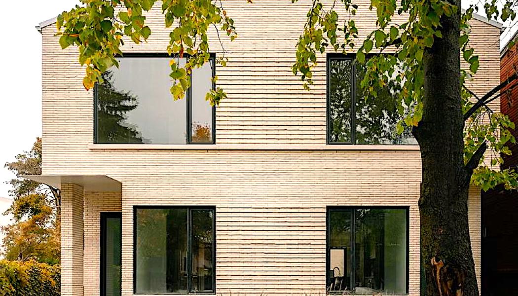 Den gatunära byggnaden har utformats med sadeltak och en arkitektur som anknyter till omgivande villor. Genom att samla flera bostäder i en sammanhållen byggnadsvolym kan projektet öka antalet bostäder utan att bryta mot områdets skala. Obs! Det finns fler bilder av husens interiör i slutet av artikeltexten. Foto: Félix Michaud
