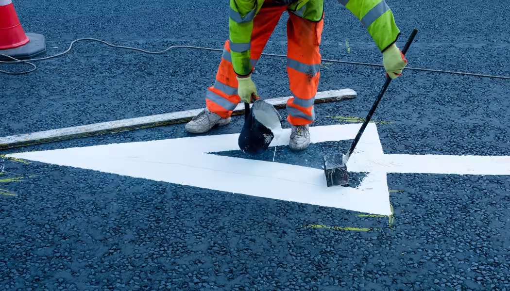 I en ny delrapport lyfts behovet av förändrad styrning, färre interna krav och bättre erfarenhetsutbyte inom organisationen. Foto: Adobe Stock